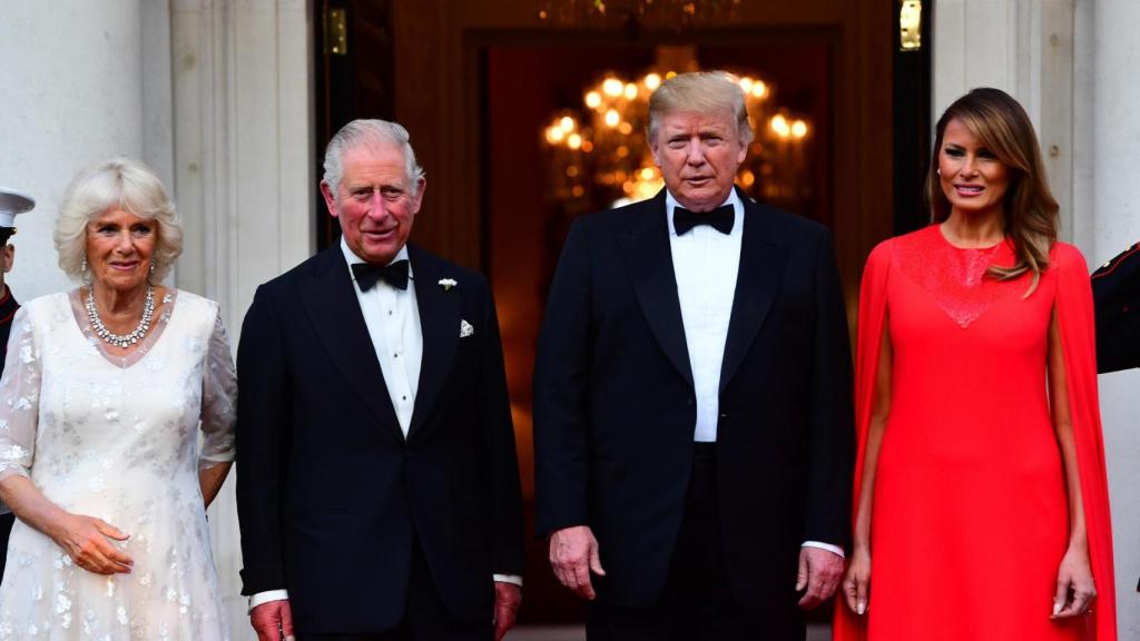 El presidente Donald Trump y su esposa, Melania Trump, con Carlos y Camilla (entonces Príncipes de Gales) en una cena en Londres el 4 de junio de 2019.