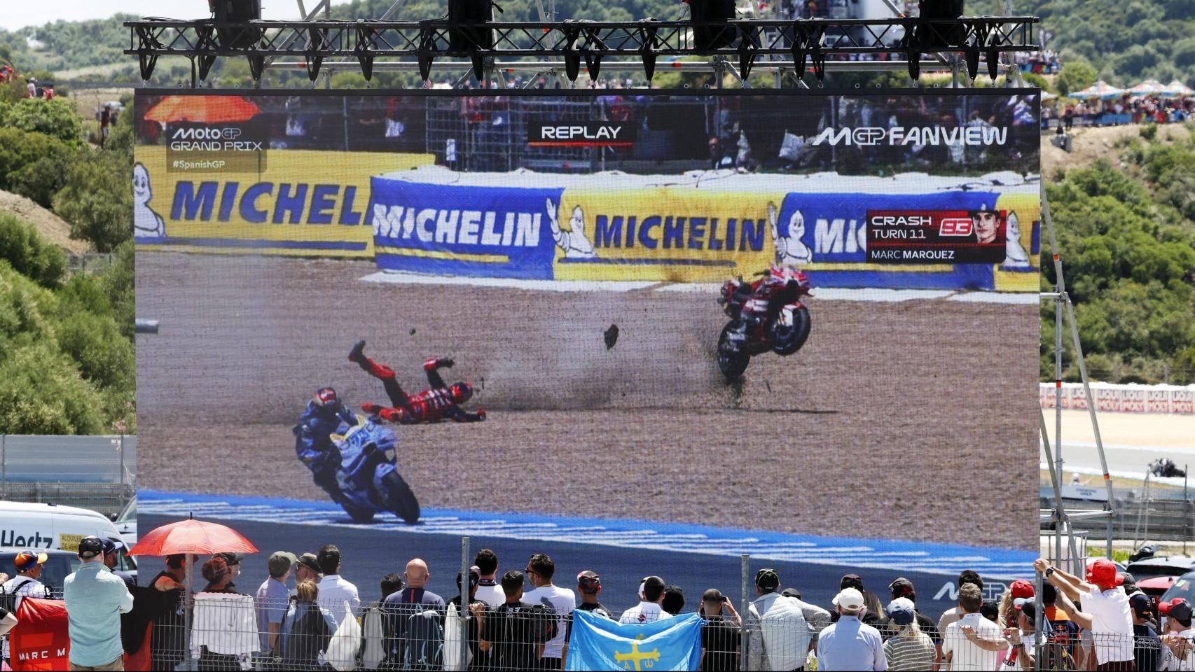 Marc Márquez rueda por la grava tras su caída en la curva 11 del circuito de Jerez Ángel Nieto.