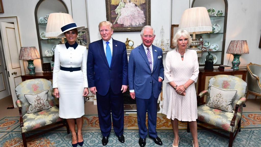El matrimonio Trump, con los reyes Carlos y Camilla, en Londres, en 2019.