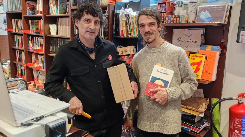 Carlos Sanjuán y otro librero, en Proteo.