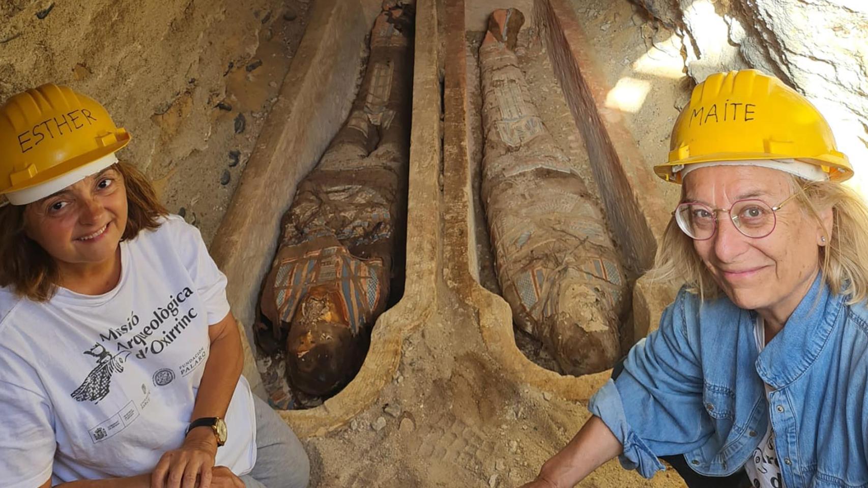 Esther Pons y  Maite Mascort en el sector Tumbas ptolemaicas.