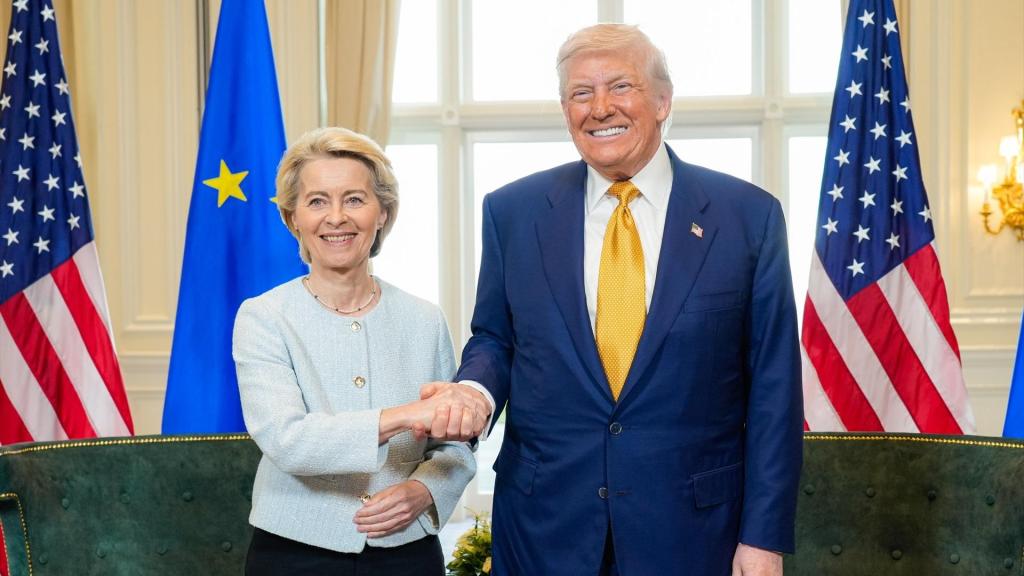 La presidenta de la Comisión Europea, Ursula Von der Leyen, y el presidente de EEUU, Donald Trump.