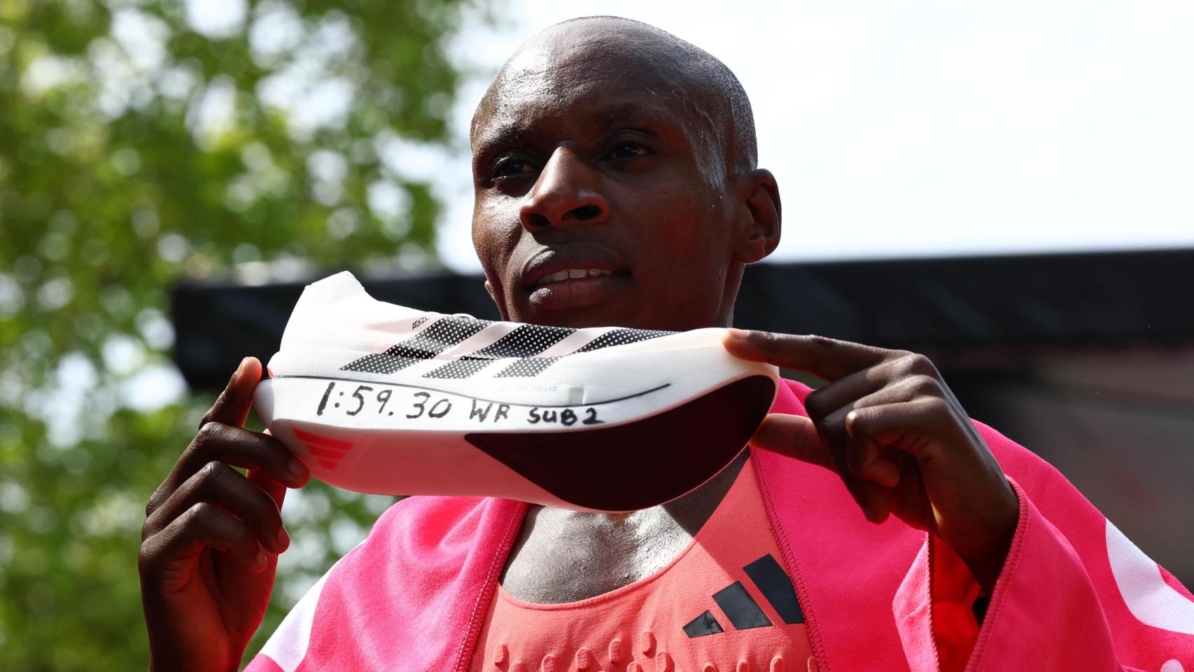 Sabastian Sawe, el primer hombre en bajar de las dos horas en maratón.