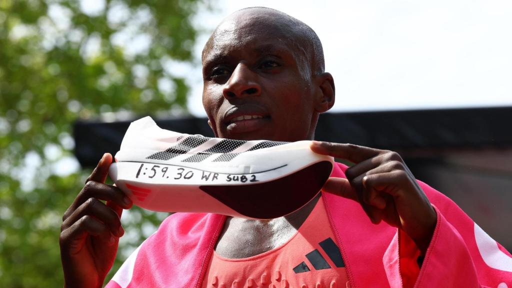 Sabastian Sawe, el primer hombre en bajar de las dos horas en maratón.