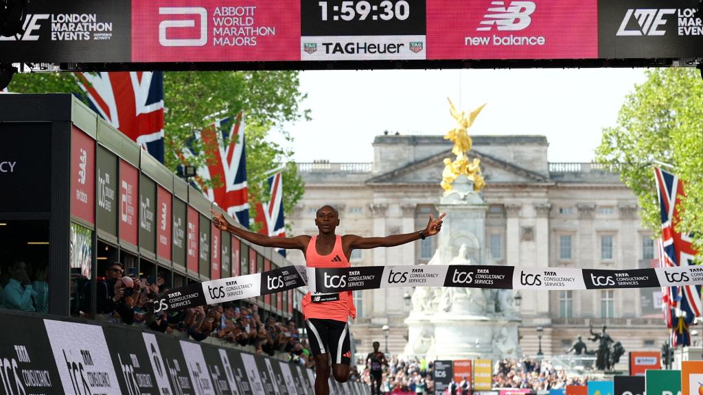 Sawe cruza la línea de meta de la maratón de Londres con su nuevo récord.