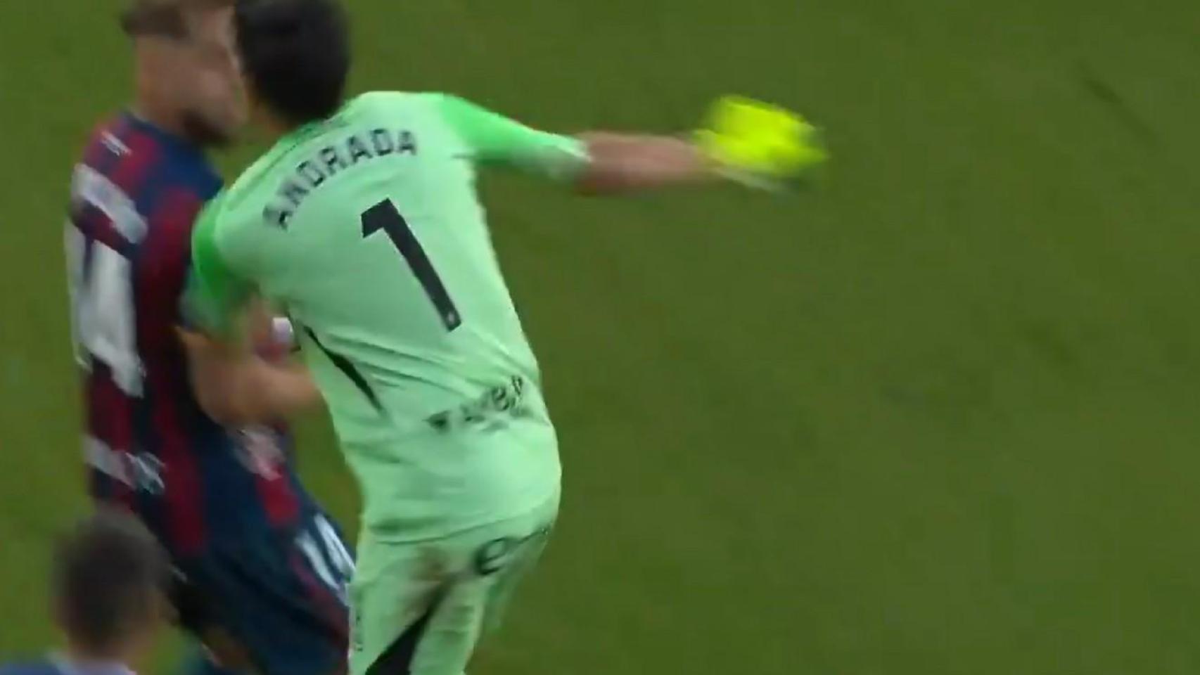 Andrada golpea con mucha fuerza al capitán del Huesca.