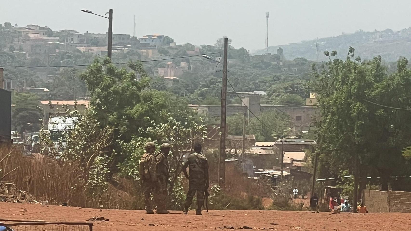 Soldados malienses permanecen de pie durante una patrulla tras el ataque a la principal base militar de Malí , Kati, en las afueras de la capital, Bamako, en Kati, Malí.