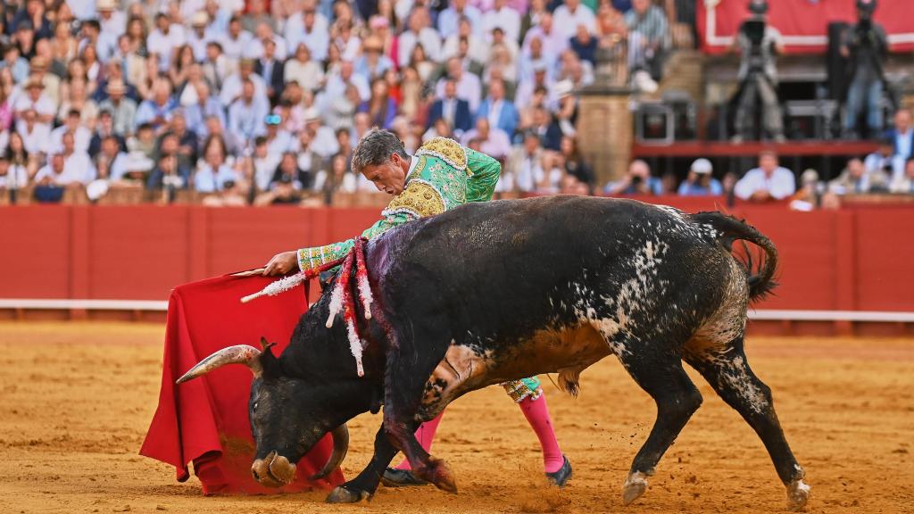 Manuel Escribano da un pase de pecho al cuarto de Miura en Sevilla.