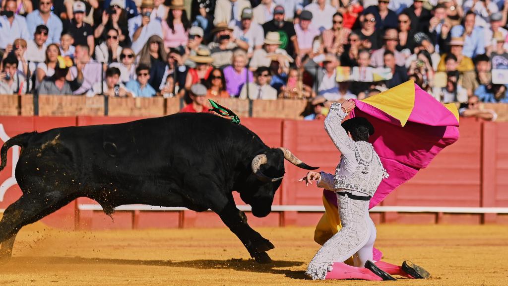 Pepe Moral recibe a su primer toro de Miura en Sevilla.