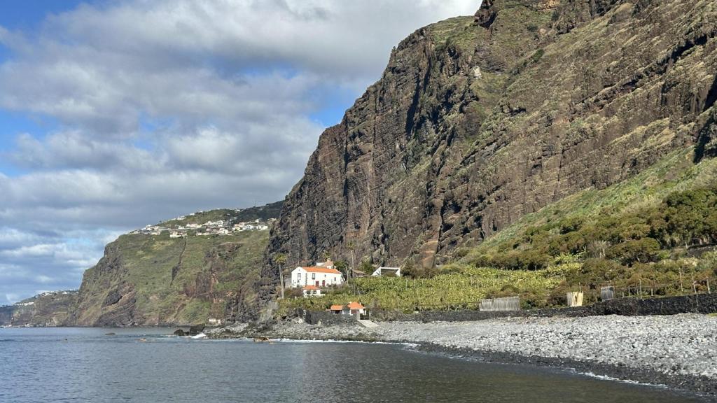La gran pared por la que hay que descender para llegar a Fajã dos Padres.