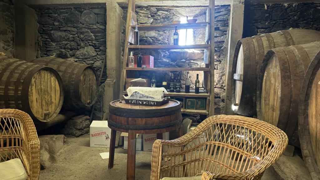 El interior de la pequeña bodega donde elaboran los vinos de Madeira en Fajã dos Padres.
