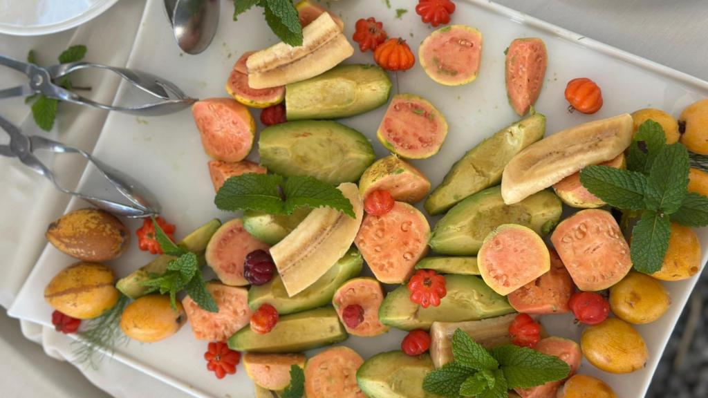 Frutas tropilaes que crecen en Fajã dos Padres y que se pueden degustar en su restaurante.