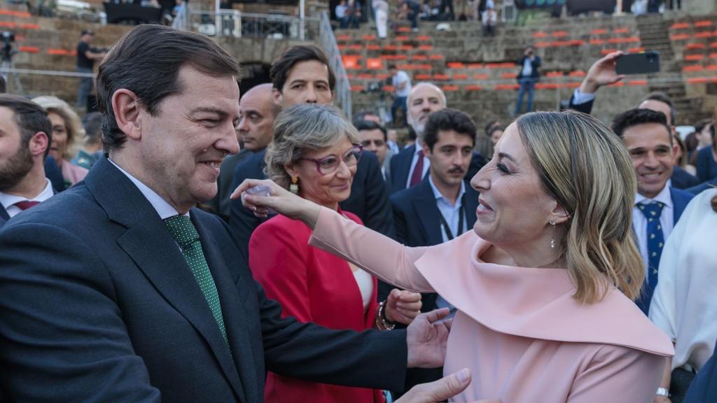 Mañueco, presidente en funciones de Castilla y León, abraza a Guardiola, durante su toma de posesión como presidenta de Extremadura, el pasado sábado en Mérida.