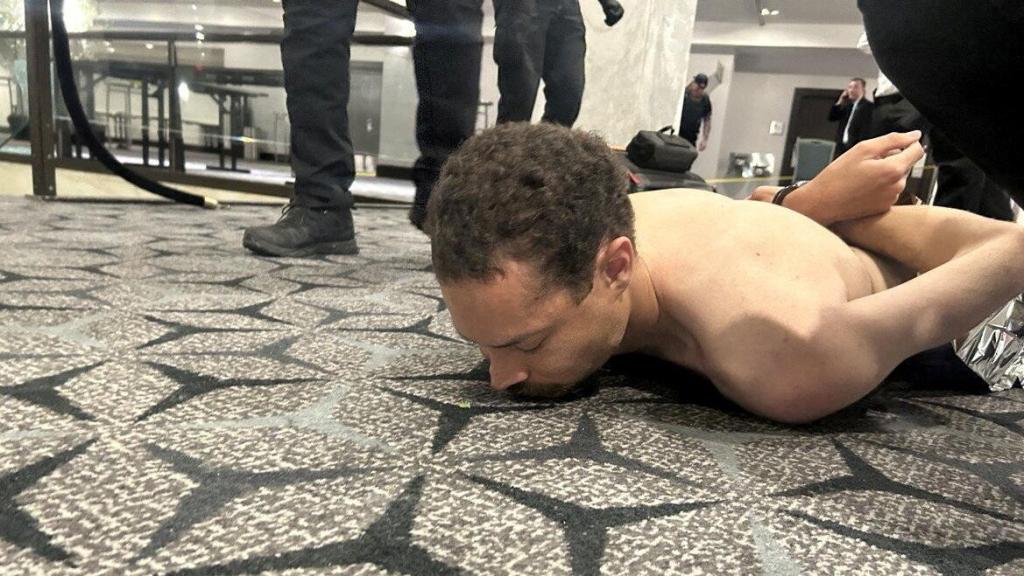 Agentes del orden público detienen a Cole Tomas Allen, sospechoso del tiroteo ocurrido durante la cena de la Asociación de Corresponsales de la Casa Blanca, en Washington.