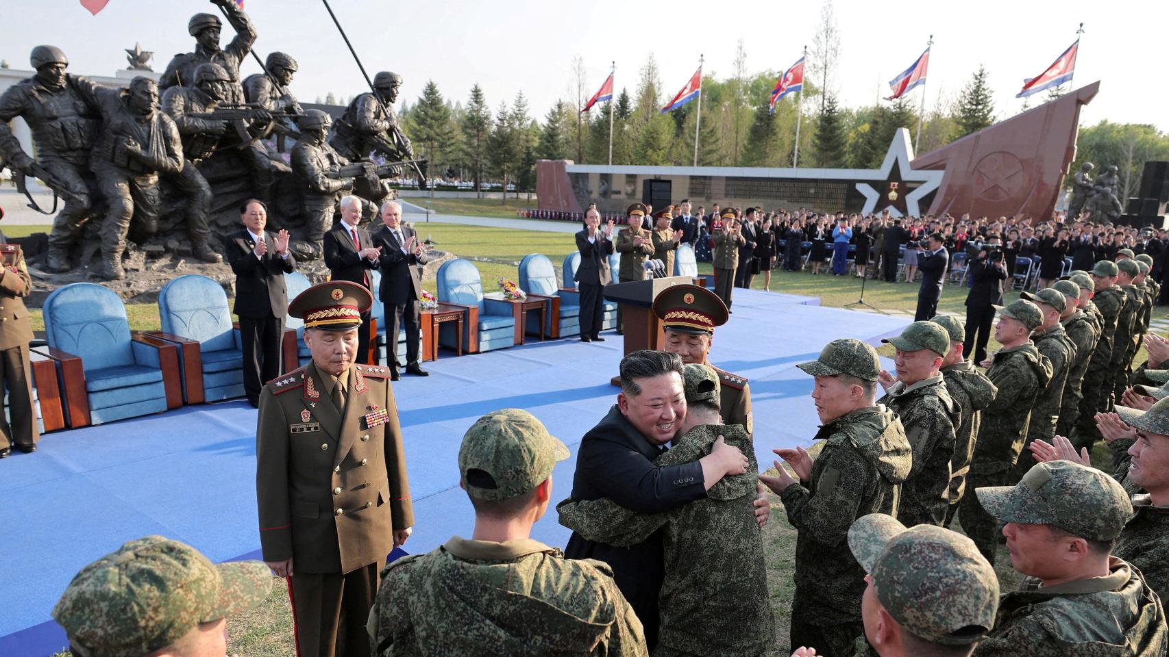 Kim Jong-un abraza a veteranos de la guerra de Ucrania durante la inauguración del museo.