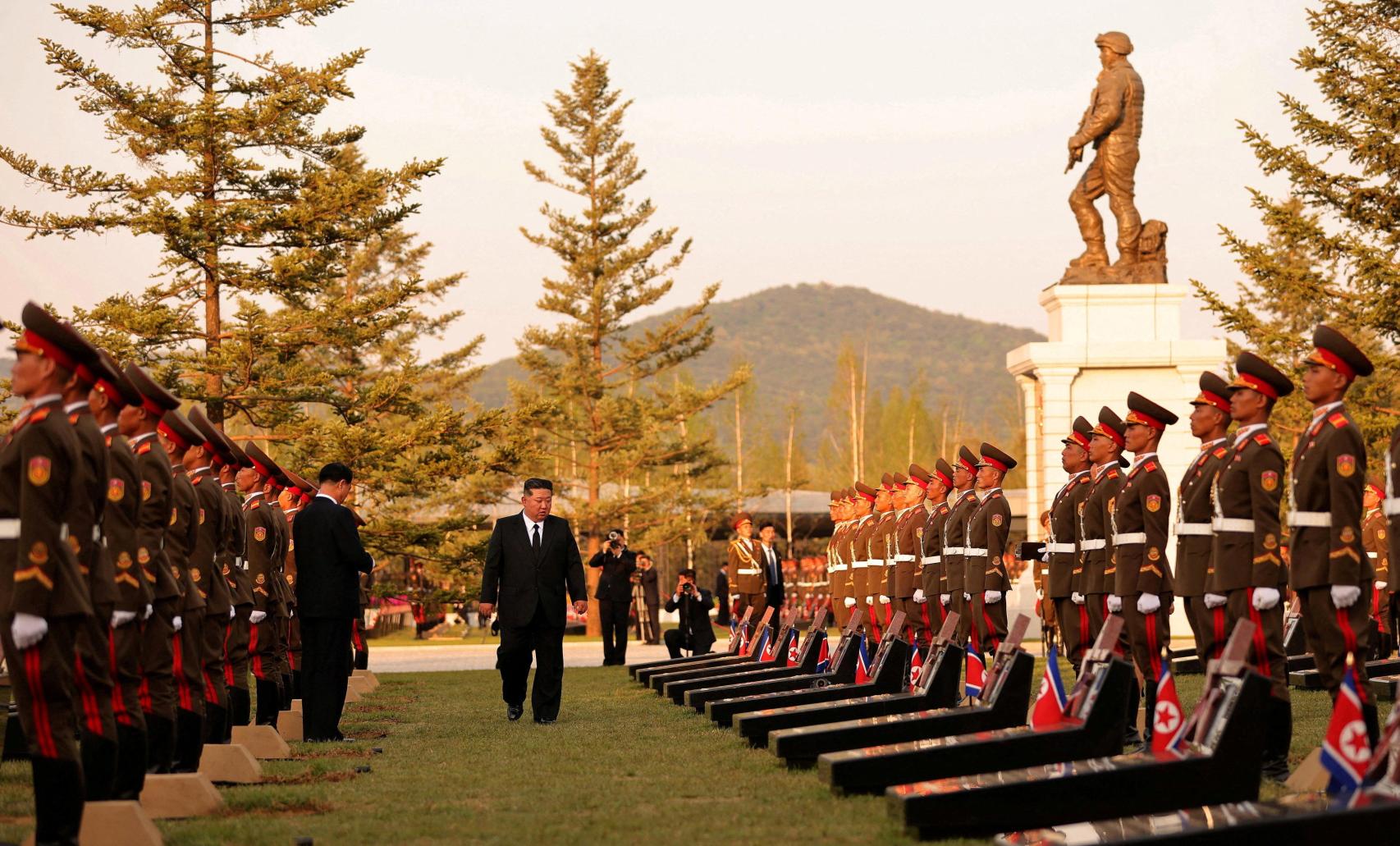 Kim Jong-un observa las lápidas conmemorativas de los soldados norcoreanos muertos en Kursk.