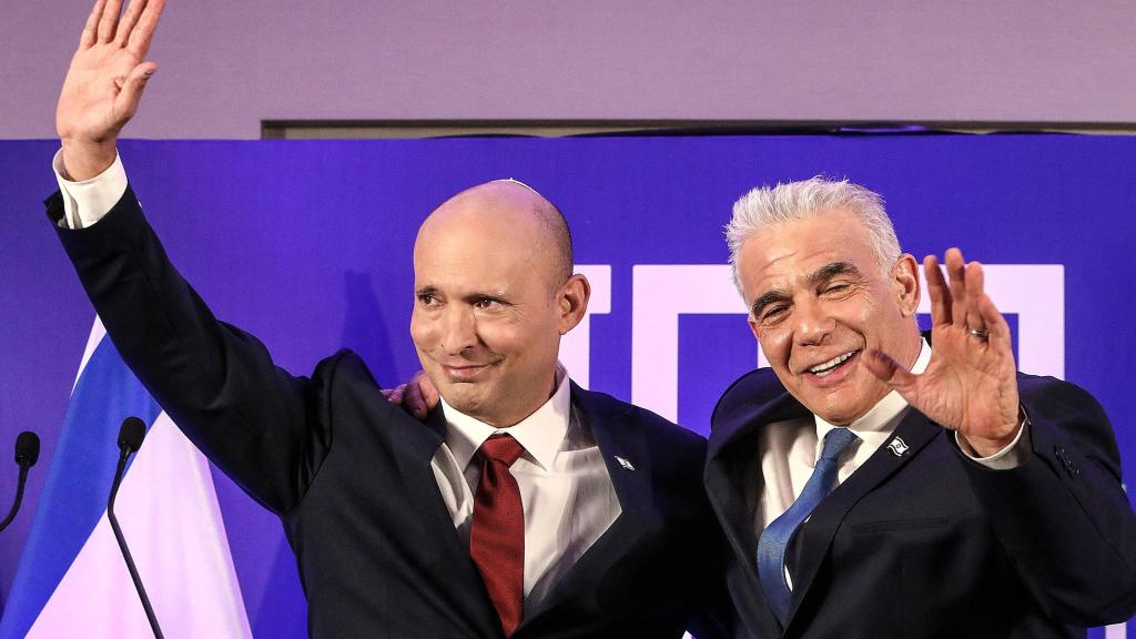 Naftali Bennet y Yair Lapid comparecen para anunciar una coalición para ganar las próxmias elecciones en Israel.