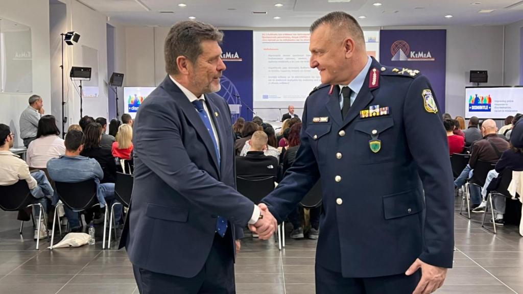 Fulgencio Perona saluda al jefe de la Policía Helénica durante la clausura del proyecto europeo Dismantle en Atenas.