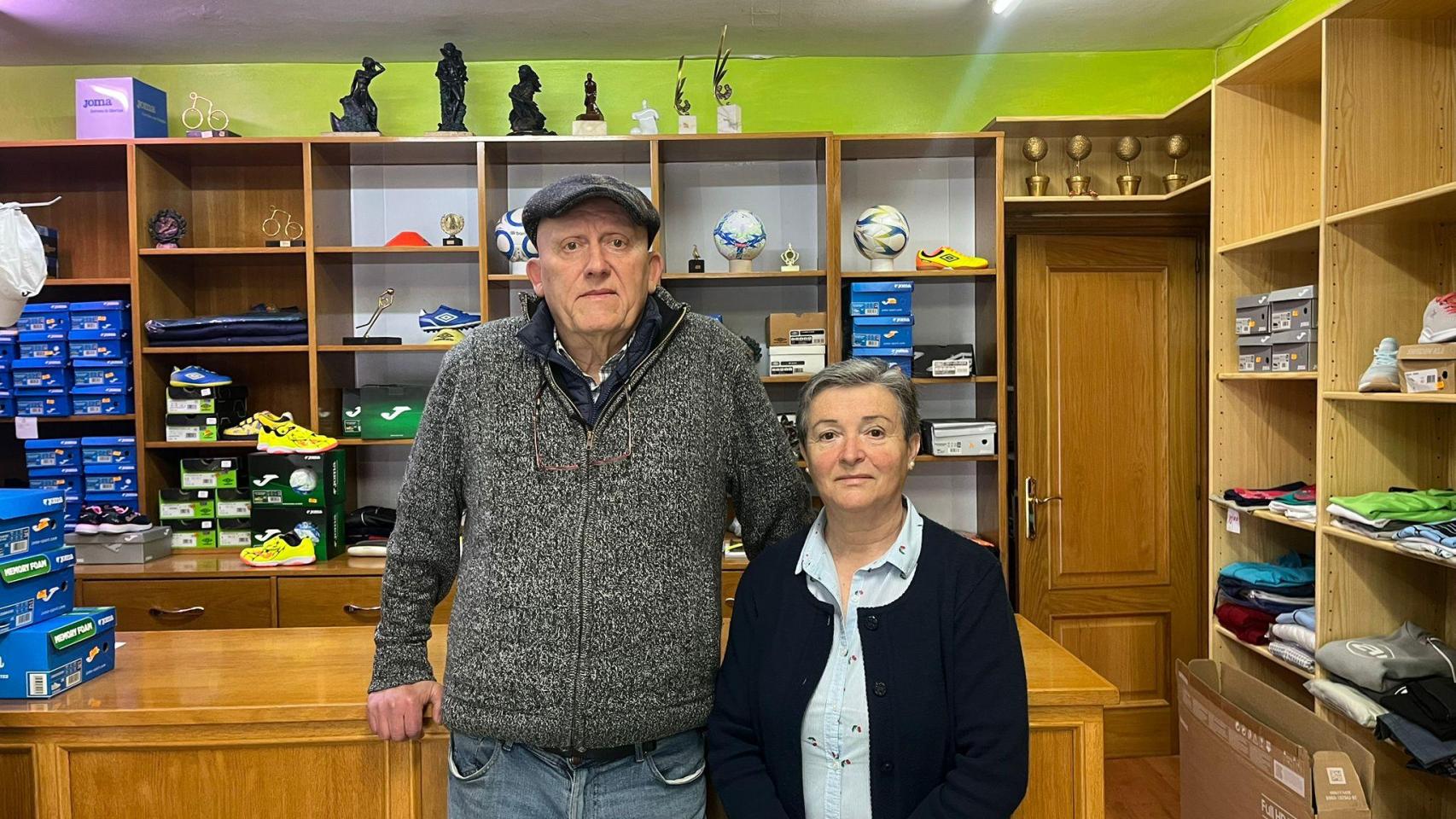 Manolo y María Jesús, propietarios de Deportes Albeniz