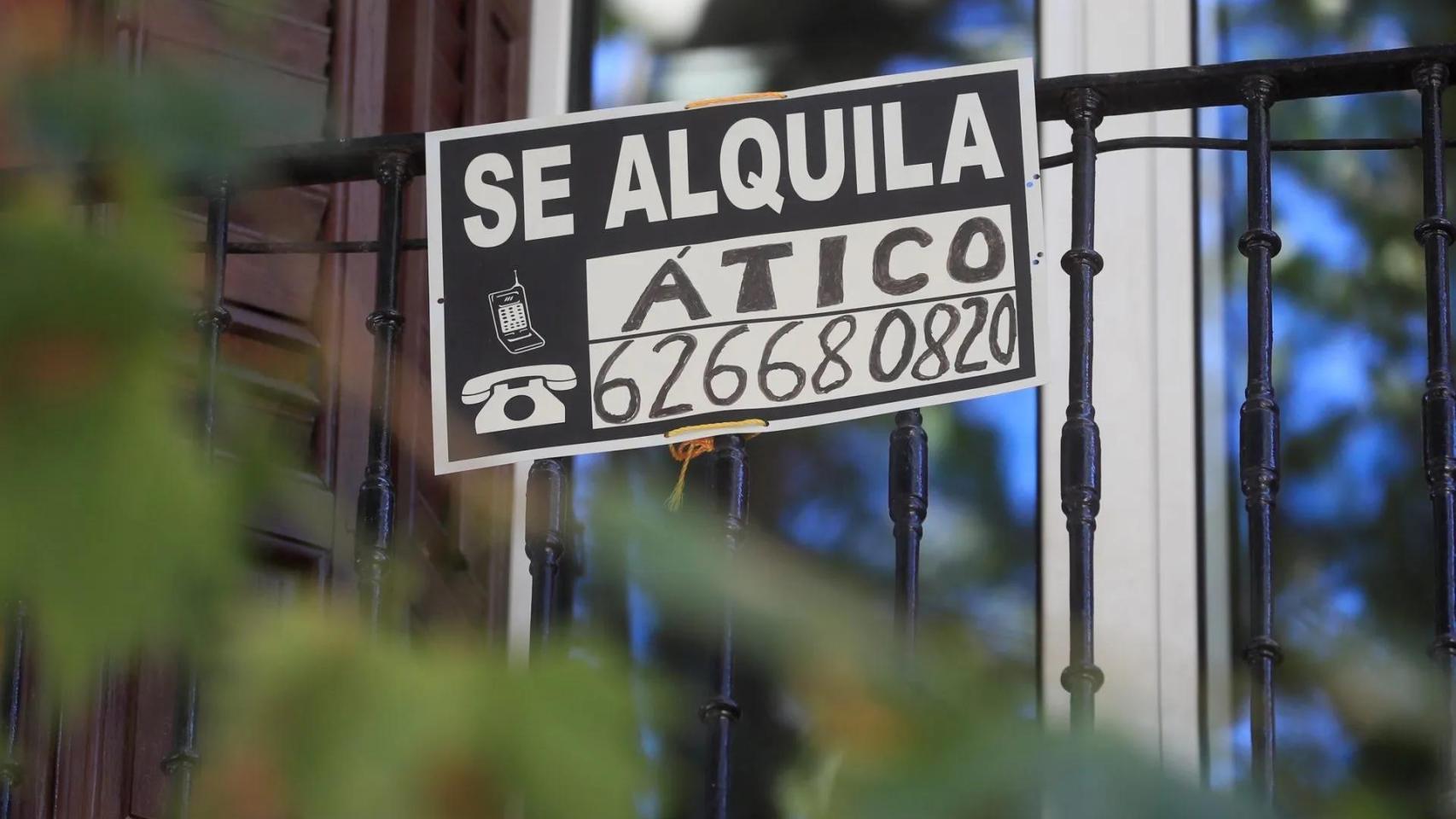 Cartel de alquiler sobre vivienda