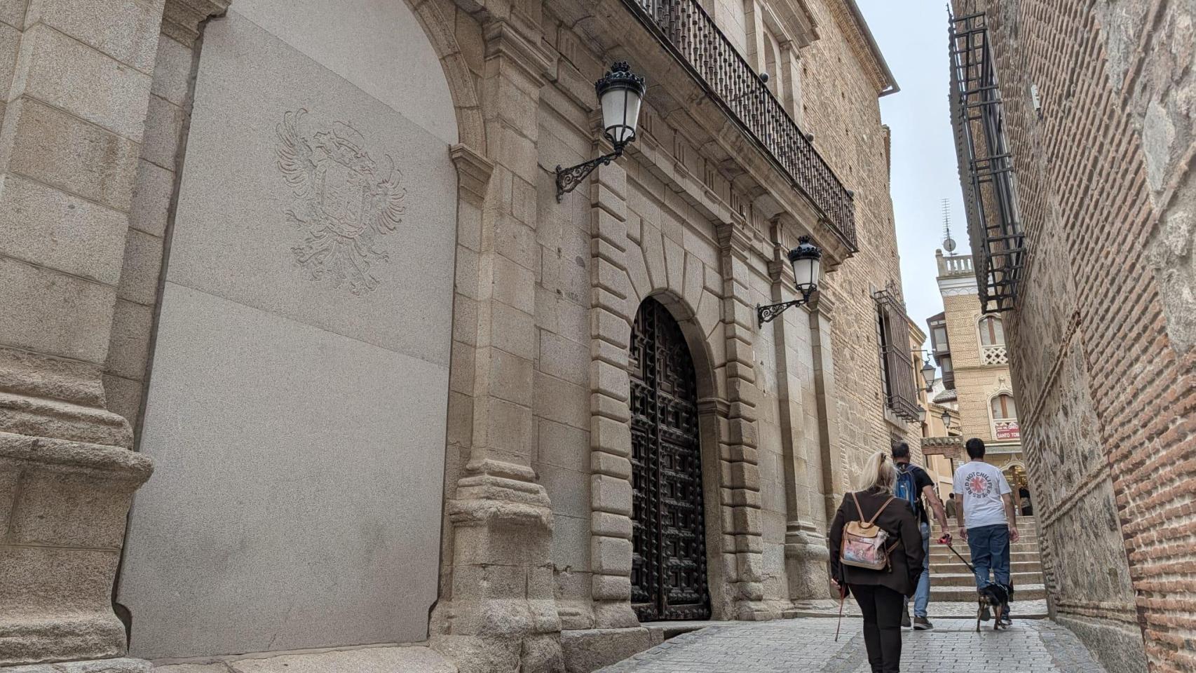 La placa de granito conmemorativa de la traída de aguas del río Torcón a Toledo (1948), que incluía una mención de agradecimiento al dictador Francisco Franco en la fachada lateral del Ayuntamiento, fue retirada en septiembre de 2009.