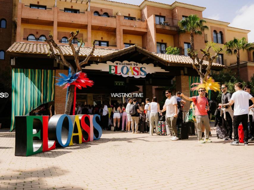 La fila para ingresar al hotel durante el festival.
