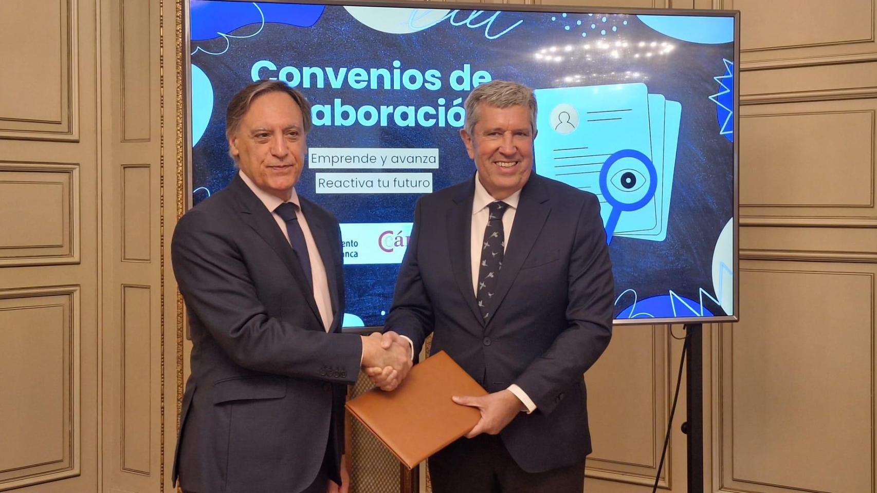 El alcalde de Salamanca, Carlos García Carbayo, y el director general de Incyde, Javier Collado, dándose la mano con el convenio de colaboración.