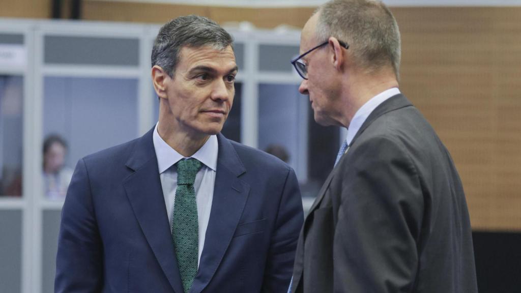 El presidente de Gobierno, Pedro Sánchez, conversa con el canciller Friedrich Merz durante la cumbre informal celebrada la semana pasada en Chipre