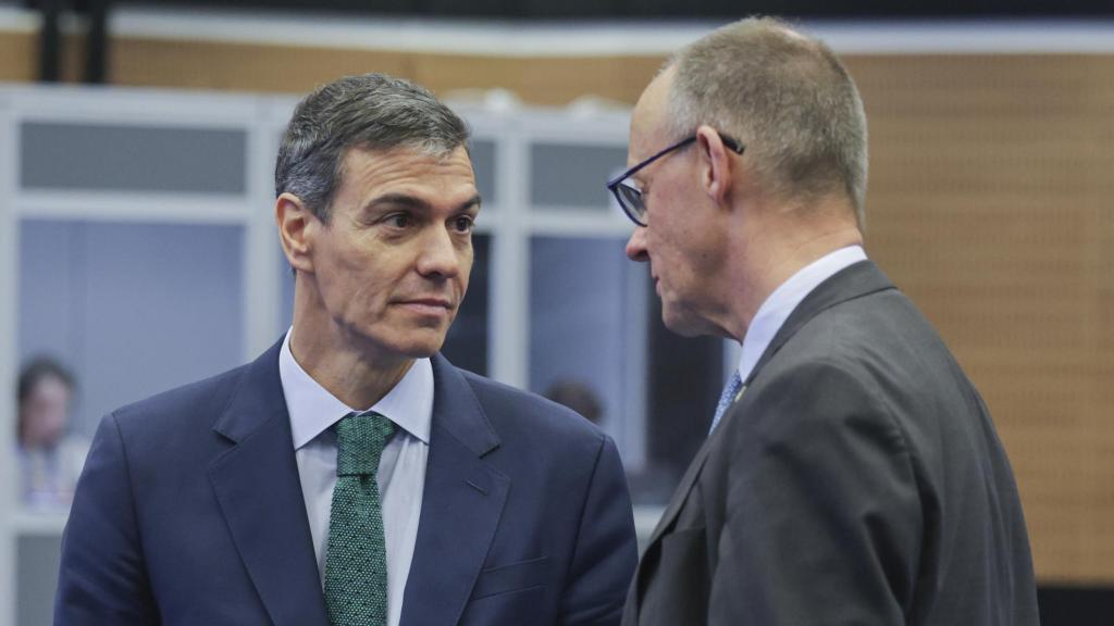 El presidente de Gobierno, Pedro Sánchez, conversa con el canciller Friedrich Merz durante la cumbre informal celebrada la semana pasada en Chipre