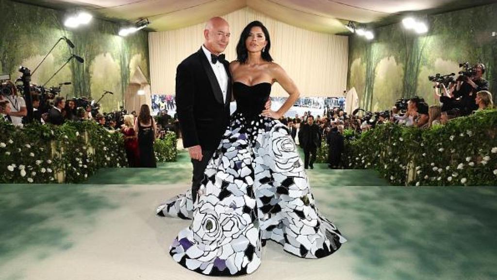 Jeff Bezos y Lauren Sánchez en la Met gala de 2024.