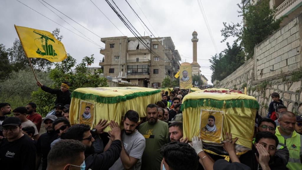 Funeral de miembros de Hezbolá en la aldea de Maaroub.