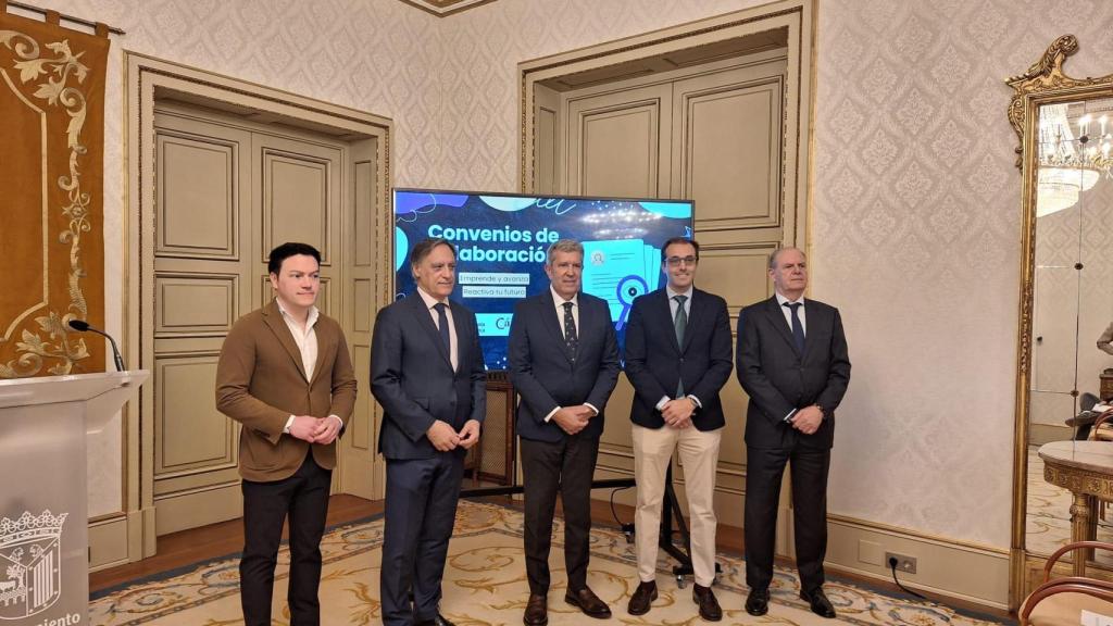 Foto de autoridades tras la firma del convenio en el Salón de recepciones del Ayuntamiento de Salamanca.