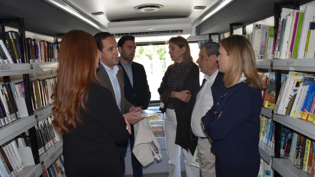 El interior de uno de los bibliobuses de la Diputación de Valladolid