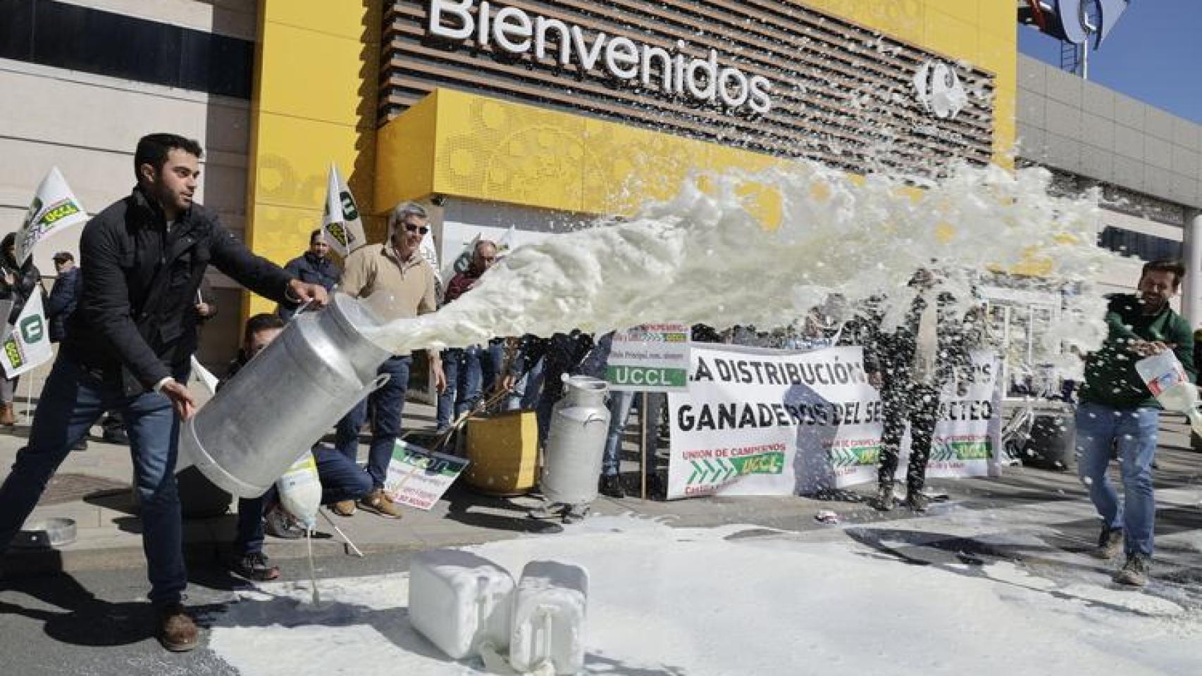 Concentración de ganaderos de leche para protestar por el precio.