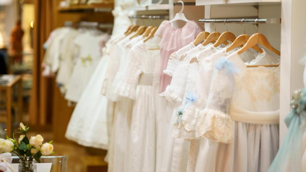 Varios trajes de comunión.