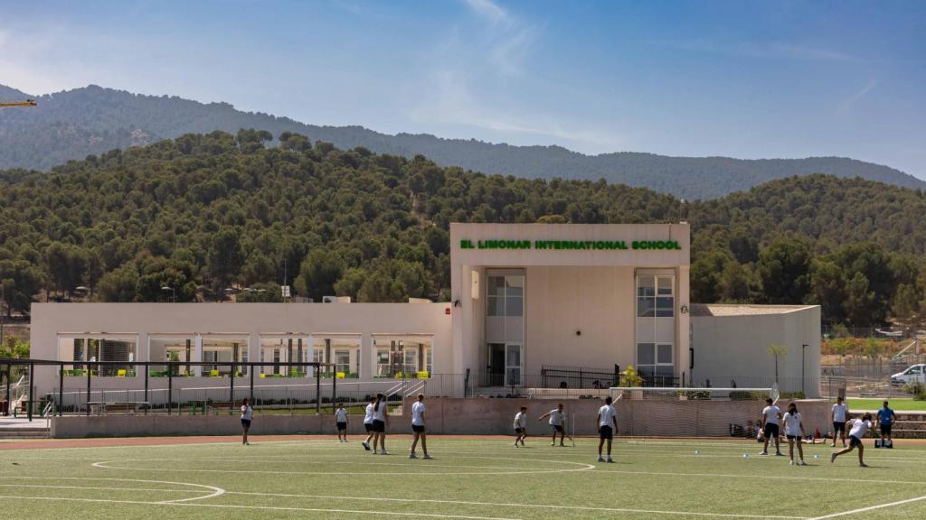Jóvenes jugando al fútbol en las instalaciones de ELIS