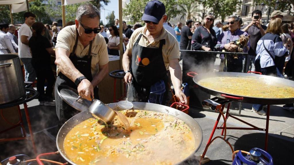 Cocinando una de las paellas del TastArròs.