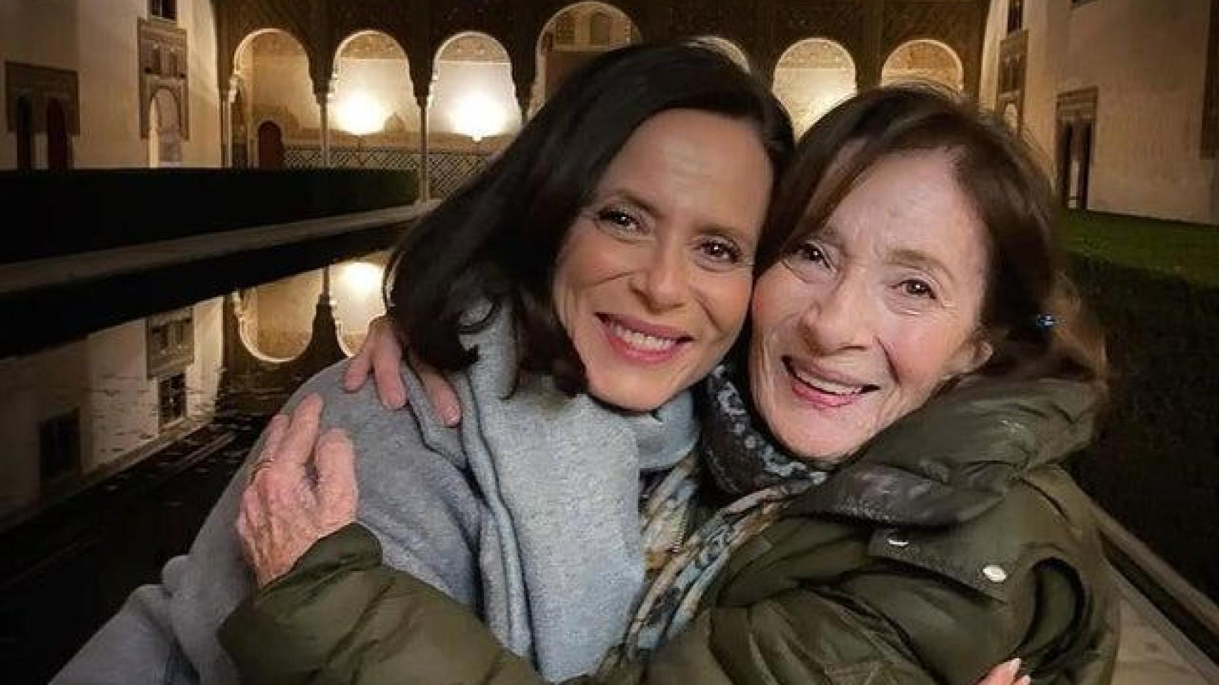 Aitana Sánchez Gijón y su madre.