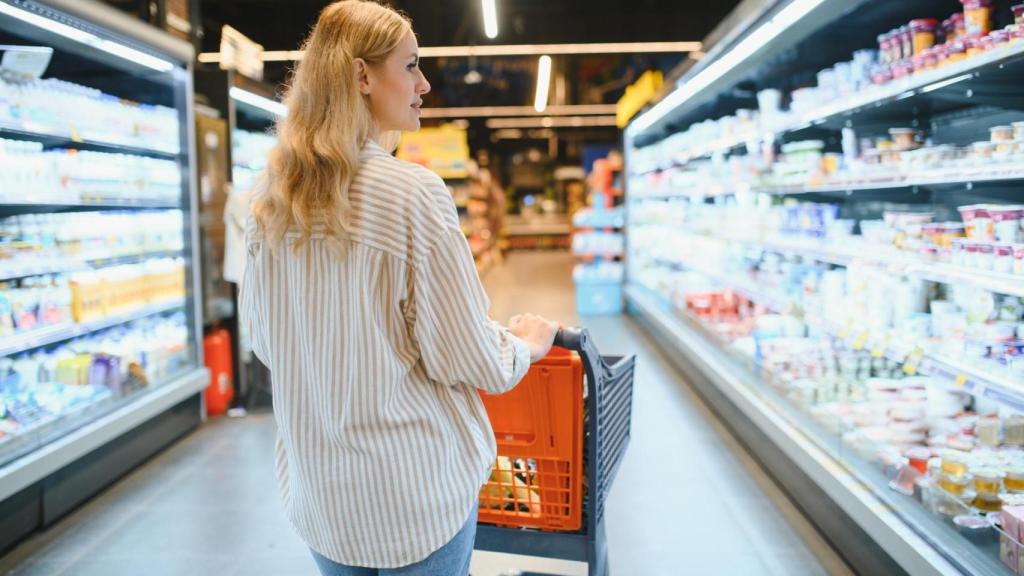Una mujer hace la compra en el supermercado
