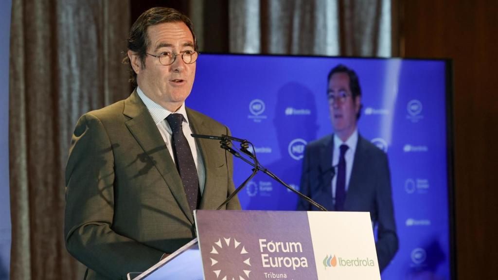 Garamendi durante la presentación en el Fórum Europa Tribuna Mediterránea de Vicente Lafuente. EFE/Manuel Bruque