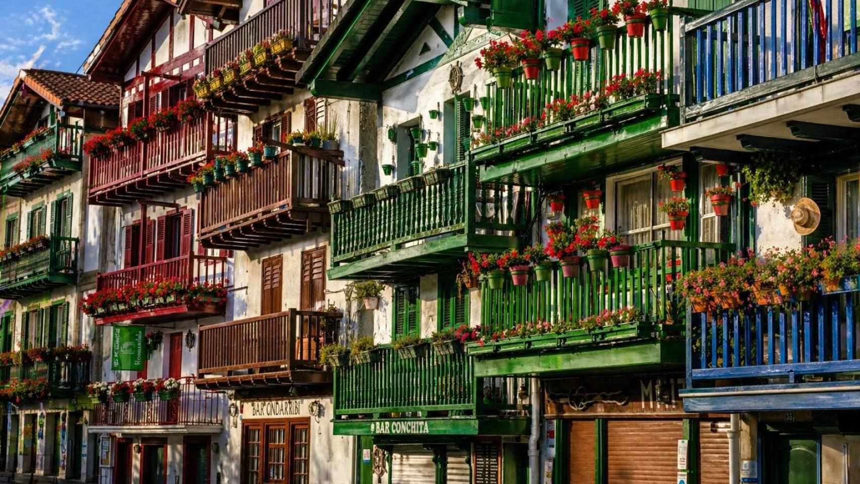 Hondarribia, ciudad amurallada en la desembocadura del Bidasoa, frente a Francia.