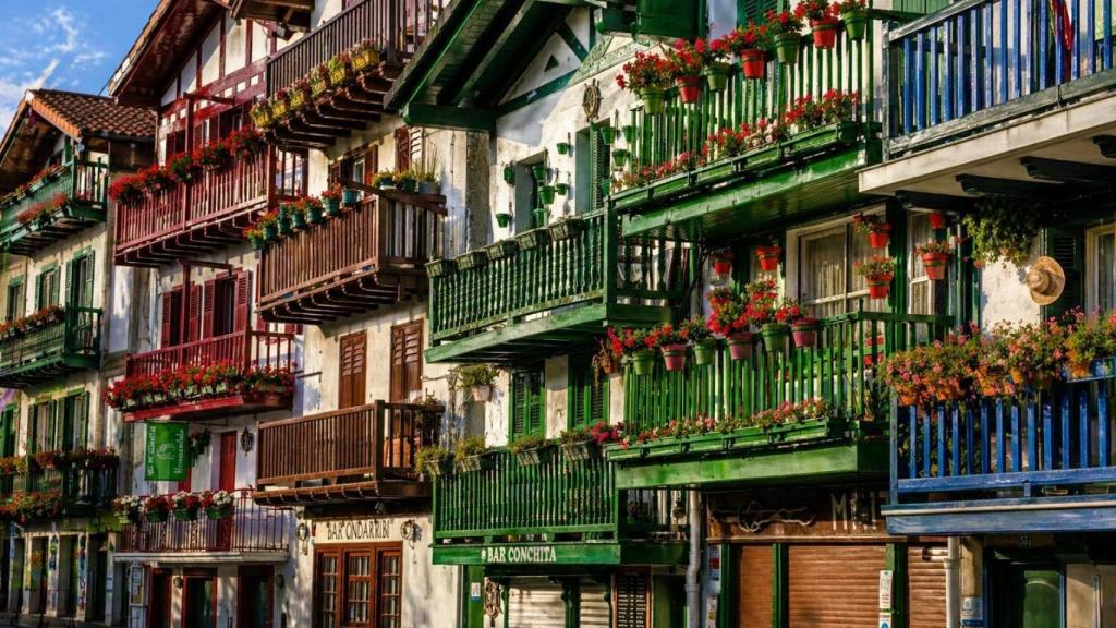 Hondarribia, ciudad amurallada en la desembocadura del Bidasoa, frente a Francia.