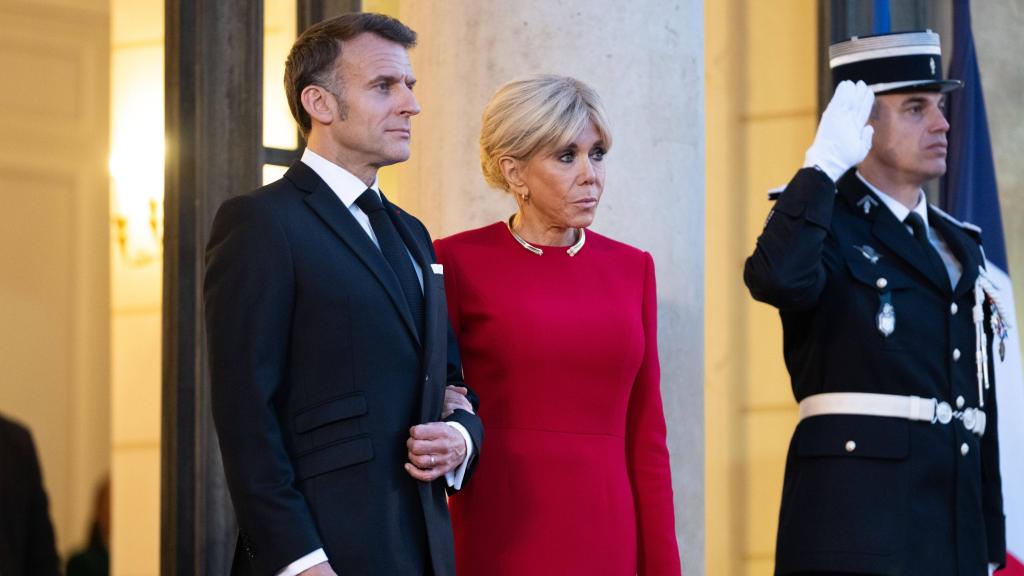 Brigitte Macron junto a su marido en un acto institucional, este mes de abril.
