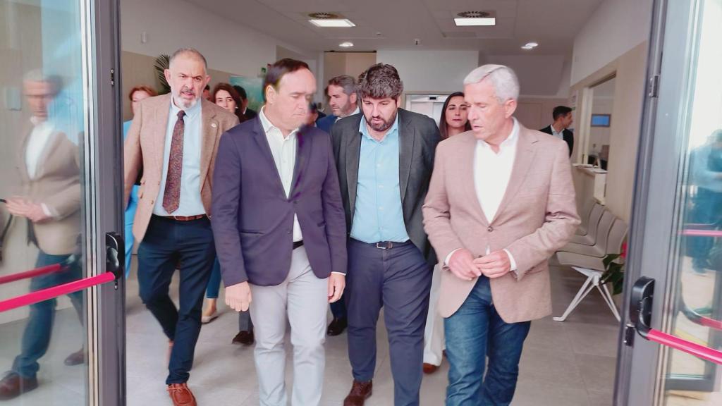 El alcalde del Pilar de la Horadada, José María Pérez, este lunes, haciendo de anfitrión a los dos presidentes autonómicos.