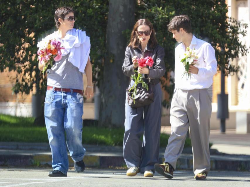 Aitana con sus hijos saliendo del cementerio.