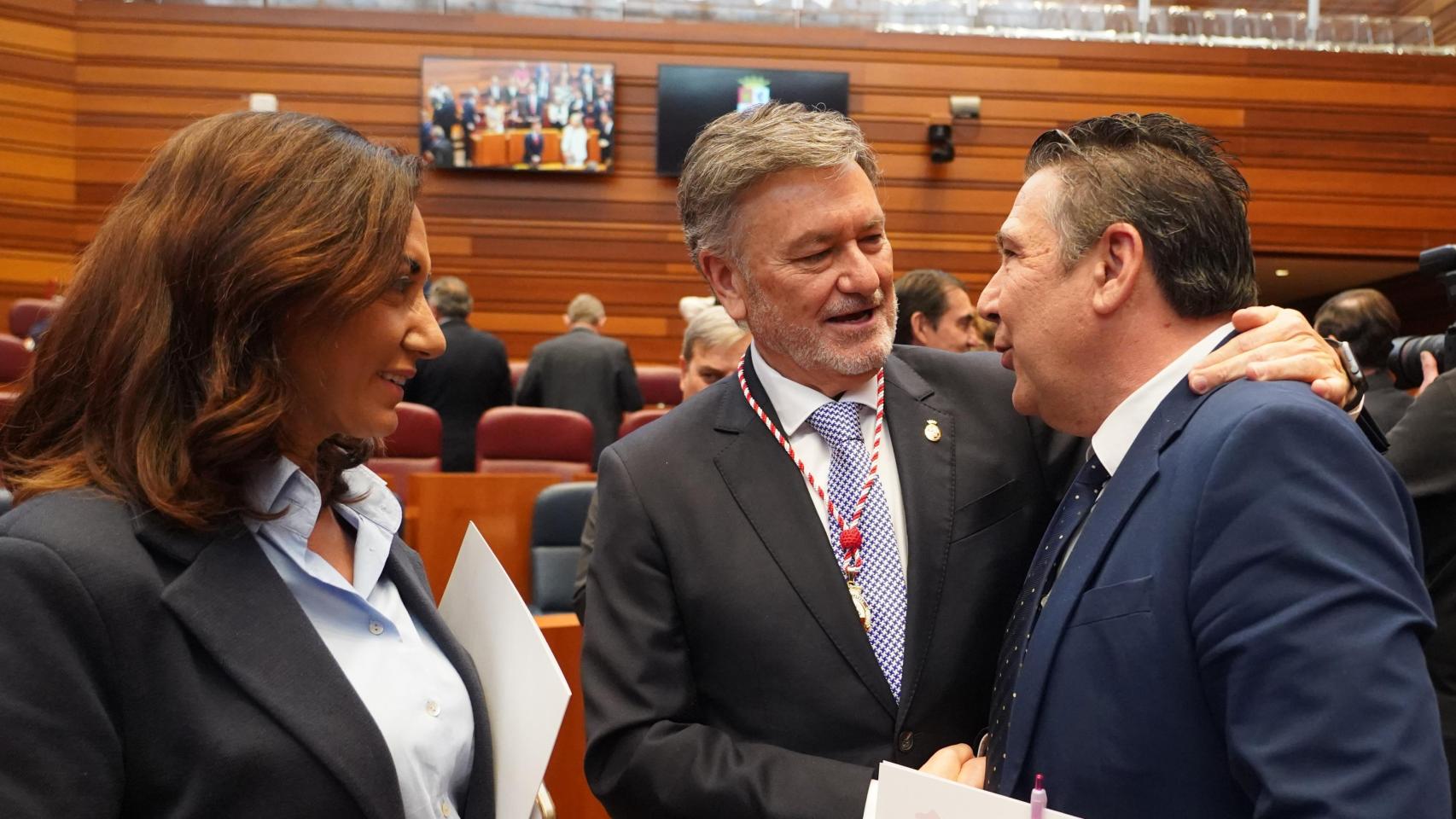 La nueva portavoz del Grupo Mixto, Alicia Gallego, el presidente de las Cortes, Francisco Vázquez, y el procurador de UPL Luis Mariano Santos, en la sesión constitutiva del Parlamento autonómico, el pasado 14 de abril