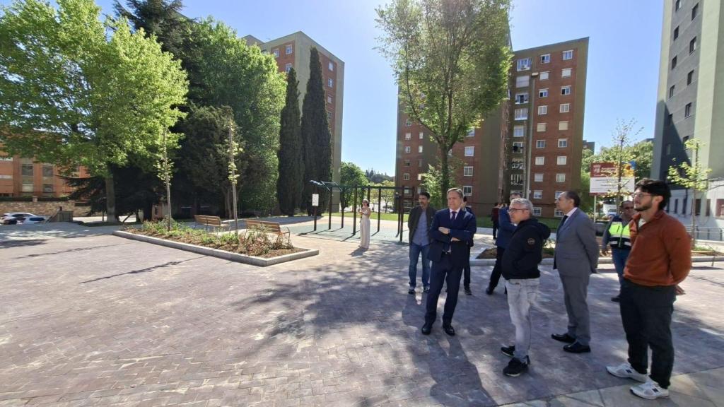 El alcalde, Carlos García Carbayo, visita las obras de urbanzación de la plaza de Santa Cecilia en el barrio de San José.