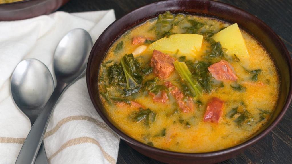 Plato de caldo gallego.