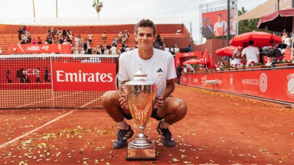 Rafa Jódar posa con su título ATP 250 en Marrakech.