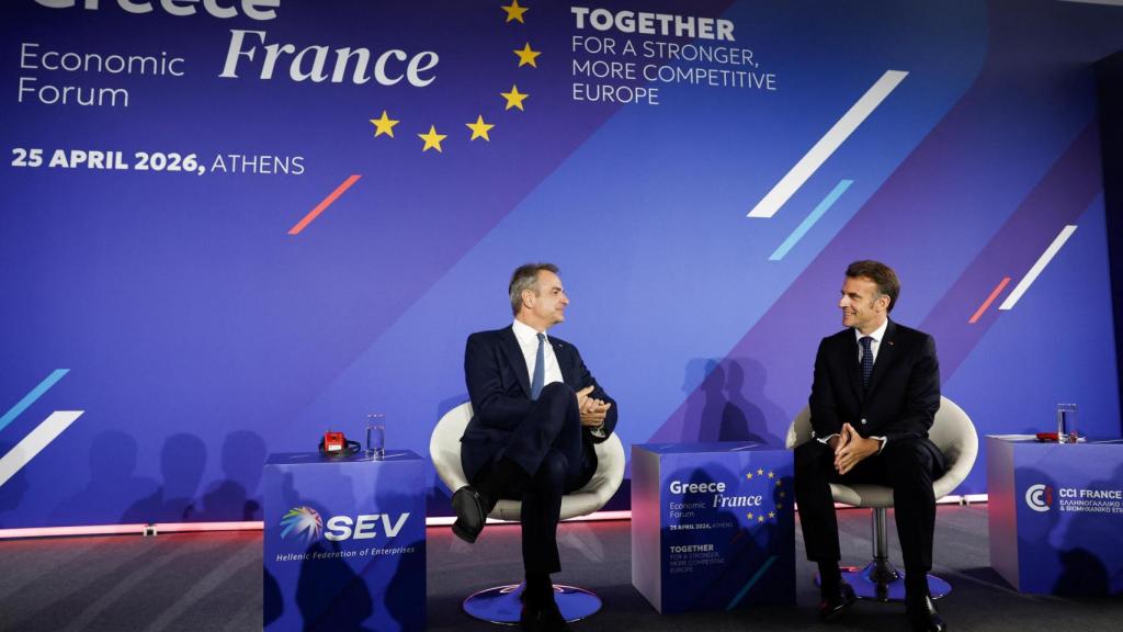 El presidente francés, Emmanuel Macron, y el primer ministro griego, Kyriakos Mitsotakis, durante su reunión de este sábado en Atenas